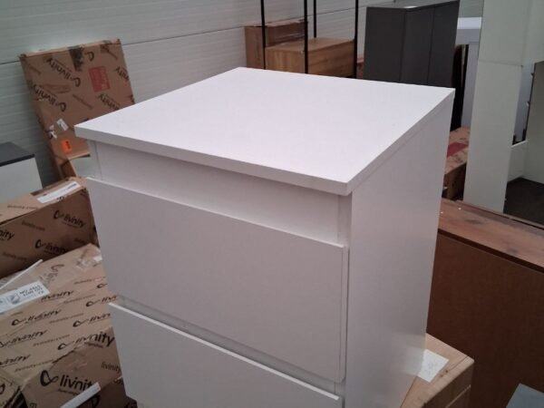 Baltas naktinis staliukas Livinity