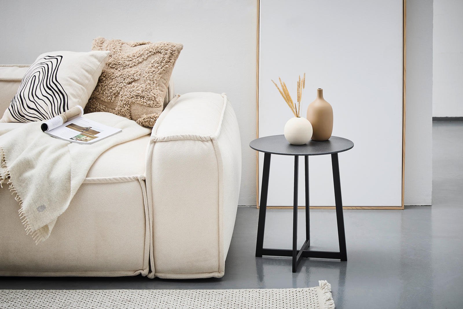 Xora šoninis staliukas 43/43/47 cm pilkas, juodas apvalus - Image 2