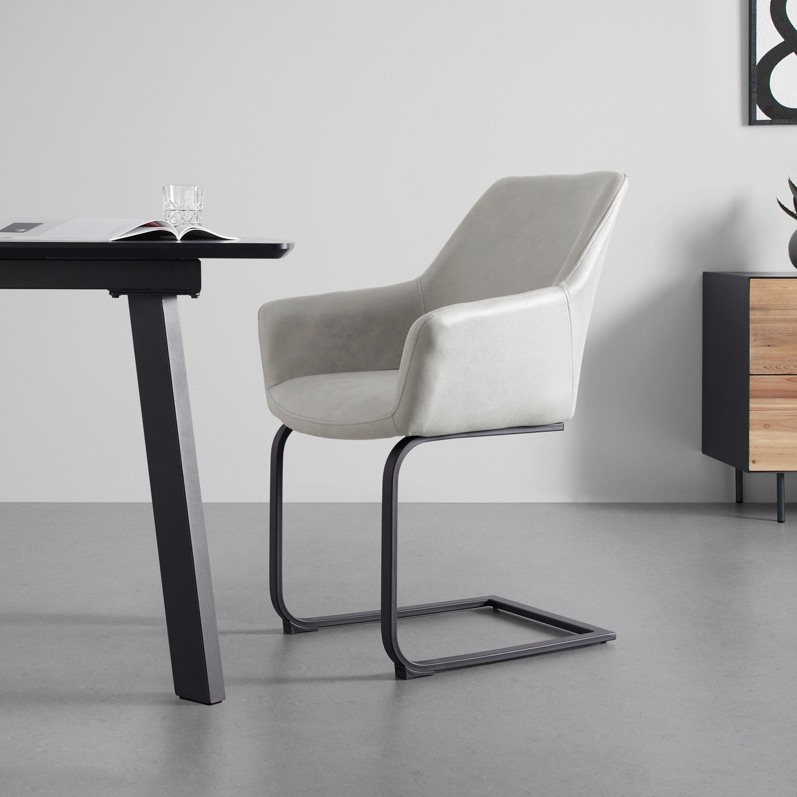 Svyruojanti kėdė Pria, šviesiai pilkos spalvos, aptraukta mikropluoštu - Image 2