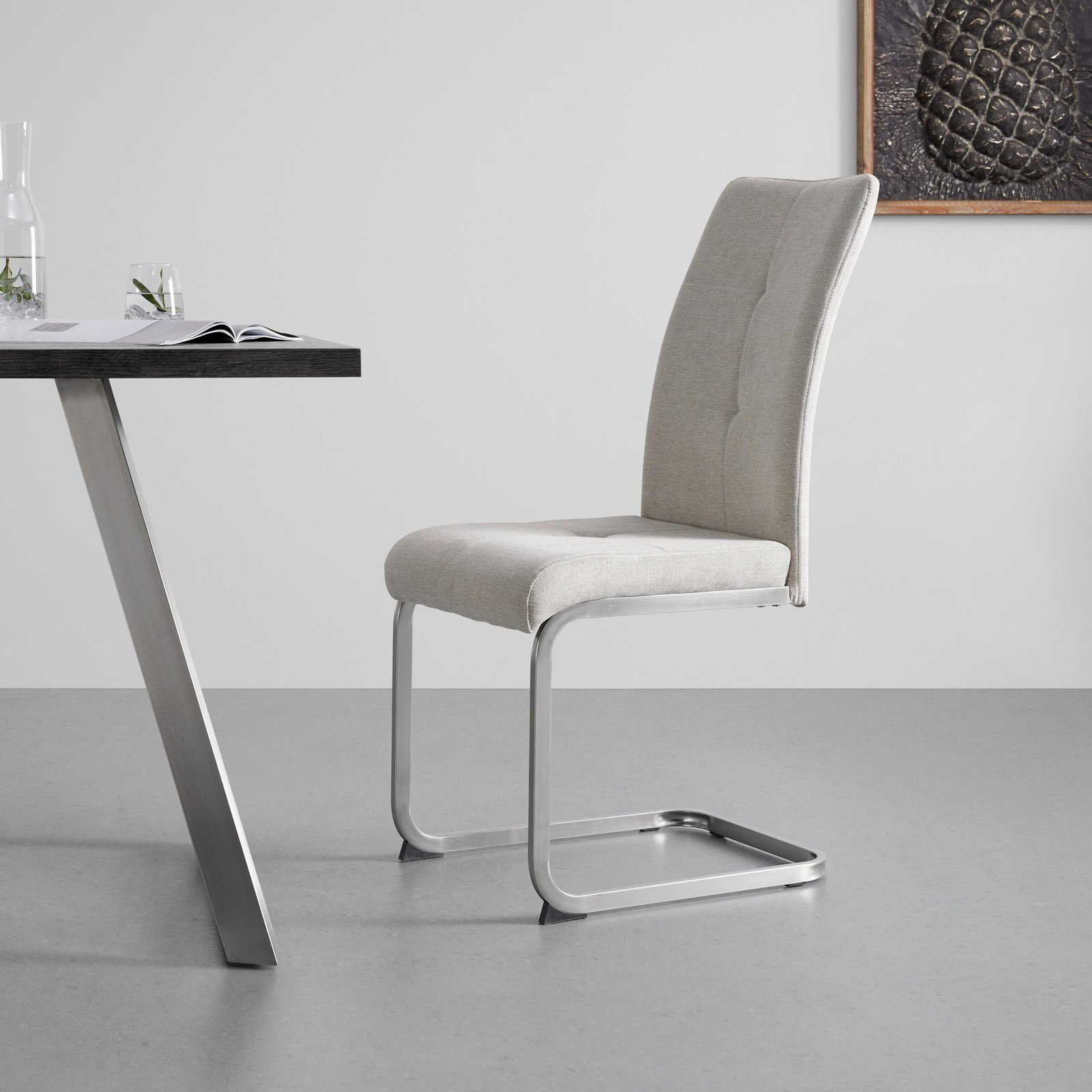 Svyruojanti kėdė Lucie, smėlio spalvos, apmušta audiniu - Image 2